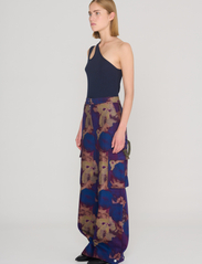 REMAIN Birger Christensen - Printed Canvas Wide Pants - cargobyxor - passion flower comb. - 6