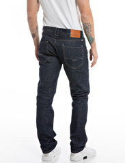 Replay - ROCCO Trousers COMFORT FIT AGED - tavalised teksad - blue - 6
