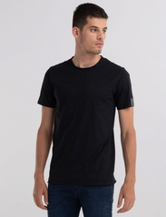 Replay - T-Shirt - mažiausios kainos - black - 5