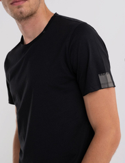 Replay - T-Shirt - basis-t-skjorter - black - 8
