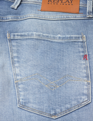 Replay - ANBASS Trousers SLIM 573 ONLINE - regular piegriezuma džinsa bikses - blue - 7