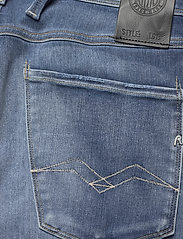 Replay - ANBASS Trousers Hyperflex Re-Used - džinsa bikses ar tievām starām - medium blue - 4