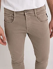 Replay - ANBASS Trousers SLIM Hyperflex Colour XLite - džinsa bikses ar tievām starām - beige - 0