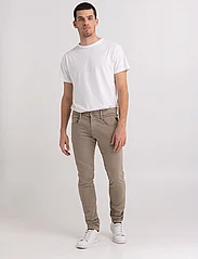 Replay - ANBASS Trousers SLIM Hyperflex Colour XLite - džinsa bikses ar tievām starām - beige - 4