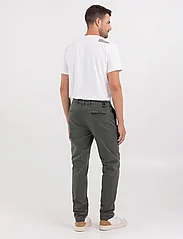 Replay - BENNI Trousers REGULAR Hyperchino Color Xlite - chinos - green - 4