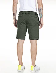 Replay - BENNI SHORT Shorts REGULAR Hyperchino Color Xlite - chino-shortsit - khaki green - 6