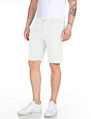 Replay - BENNI SHORT Shorts REGULAR Hyperchino Color Xlite - chino stila šorti - white - 5