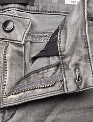 Replay - NEW LUZ - džinsa bikses ar šaurām starām - medium grey - 2