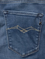 Replay - NEW LUZ - džinsa bikses ar šaurām starām - medium blue - 4