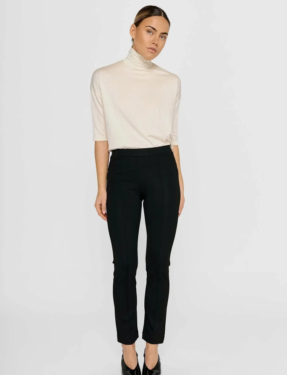 Residus - LOU STRAIGHT PANT - slim fit-byxor - black - 4