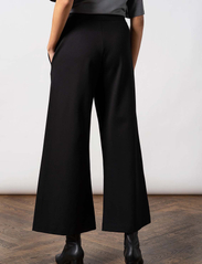 Residus - LOTTIE WIDE PANT - bukser med brede ben - black - 4