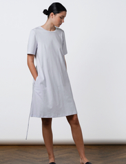 Residus - OFELIA ORGANIC COTTON DRESS - t-shirtkjoler - pale blue - 17