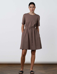 Residus - OFELIA ORGANIC COTTON DRESS - tshirt jurken - deep taupe - 4