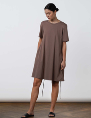 Residus - OFELIA ORGANIC COTTON DRESS - tshirt jurken - deep taupe - 6