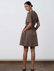 Residus - OFELIA ORGANIC COTTON DRESS - tshirt jurken - deep taupe - 8