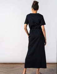 Residus - ORIKA MAXI TEE DRESS - sukienki koszulowe - black - 4
