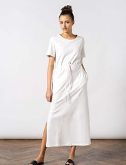 Residus - ORIKA MAXI TEE DRESS - t-shirtklänningar - cloud white - 2