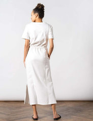 Residus - ORIKA MAXI TEE DRESS - t-shirtklänningar - cloud white - 3