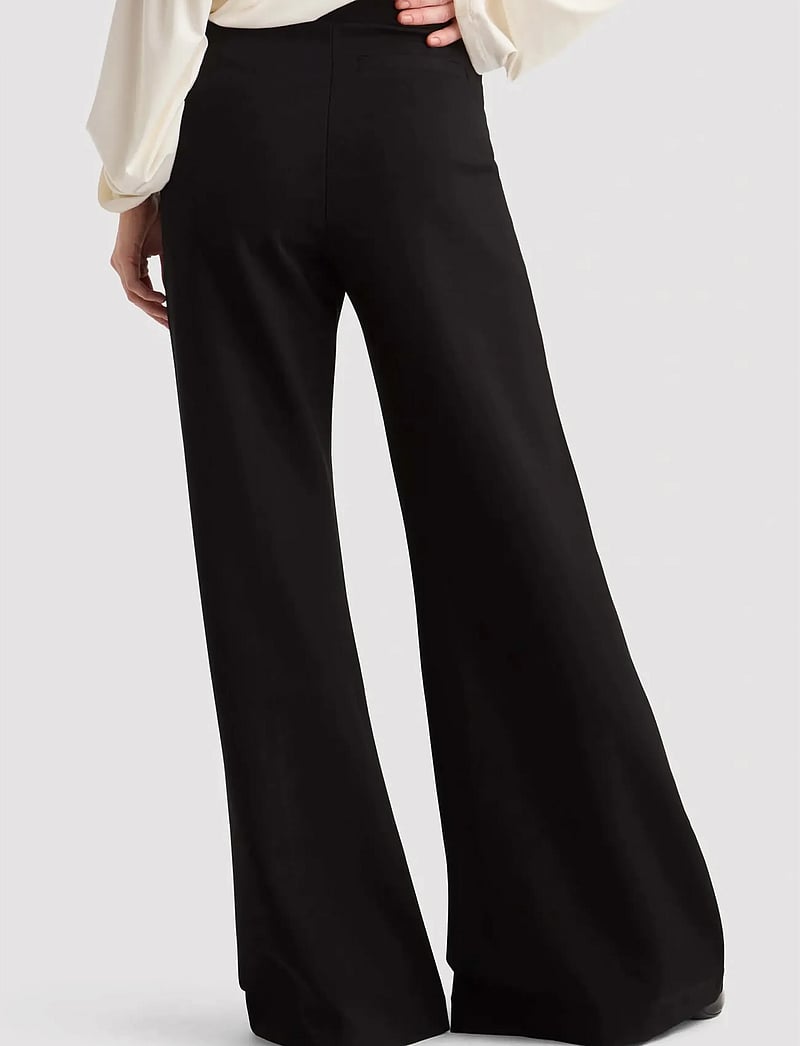 Residus - LAIKA PANTS - hosen mit weitem bein - black - 3