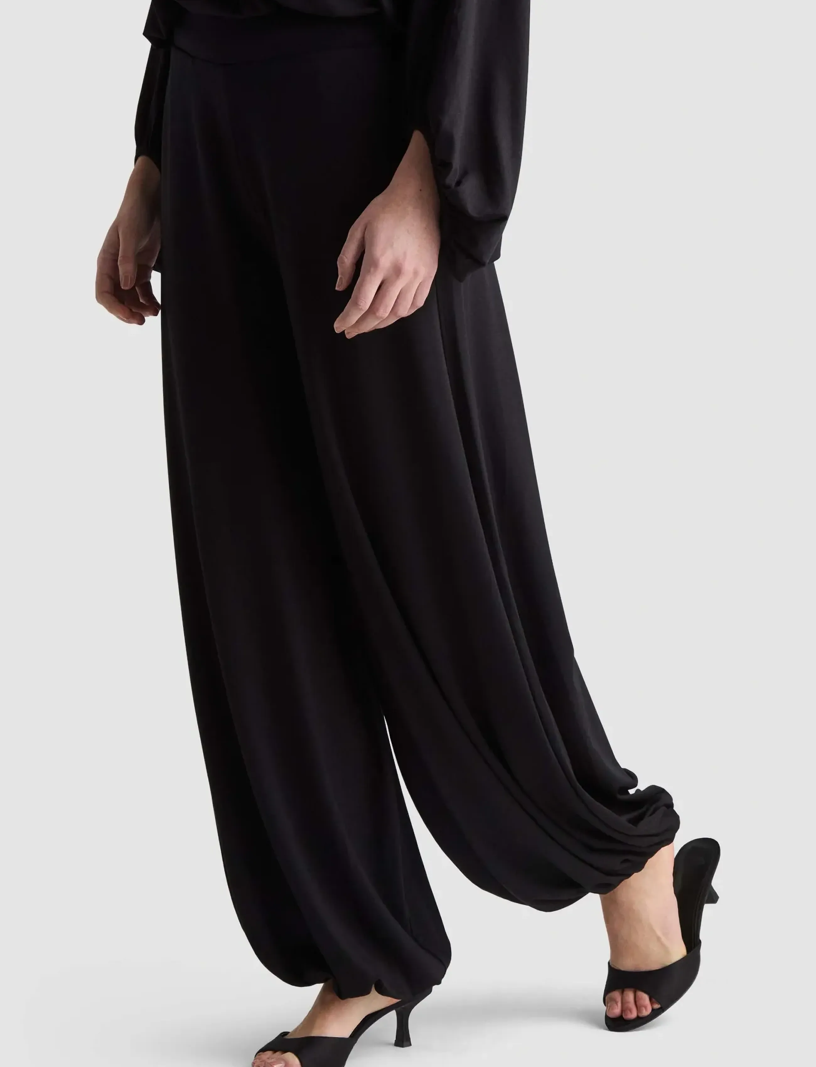 Residus - CARACAS PANTS - hosen mit weitem bein - black - 5