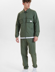 Resteröds - Cargo overshirt Lightweight - vyrams - grön - 2