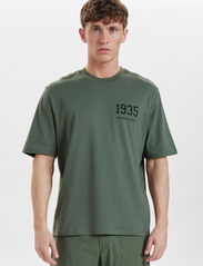 Resteröds - Mid Sleeve Tee 1935 GOTS - kortärmade t-shirts - grÖn - 3