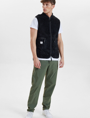 Resteröds - Fleece Vest Recycled - spring jackets - svart - 2