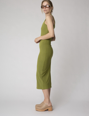 Résumé - RaffaRS Dress - t-shirt dresses - bronze green - 4