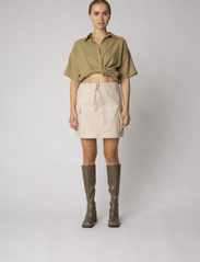 Résumé - SumaRS Skirt - short skirts - light sand - 2