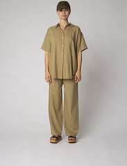 Résumé - SaccaRS Shirt Unisex - kurzärmlige hemden - warm sand - 2