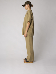 Résumé - SaccaRS Shirt Unisex - kurzärmlige hemden - warm sand - 3