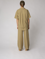 Résumé - SaccaRS Shirt Unisex - short-sleeved shirts - warm sand - 4