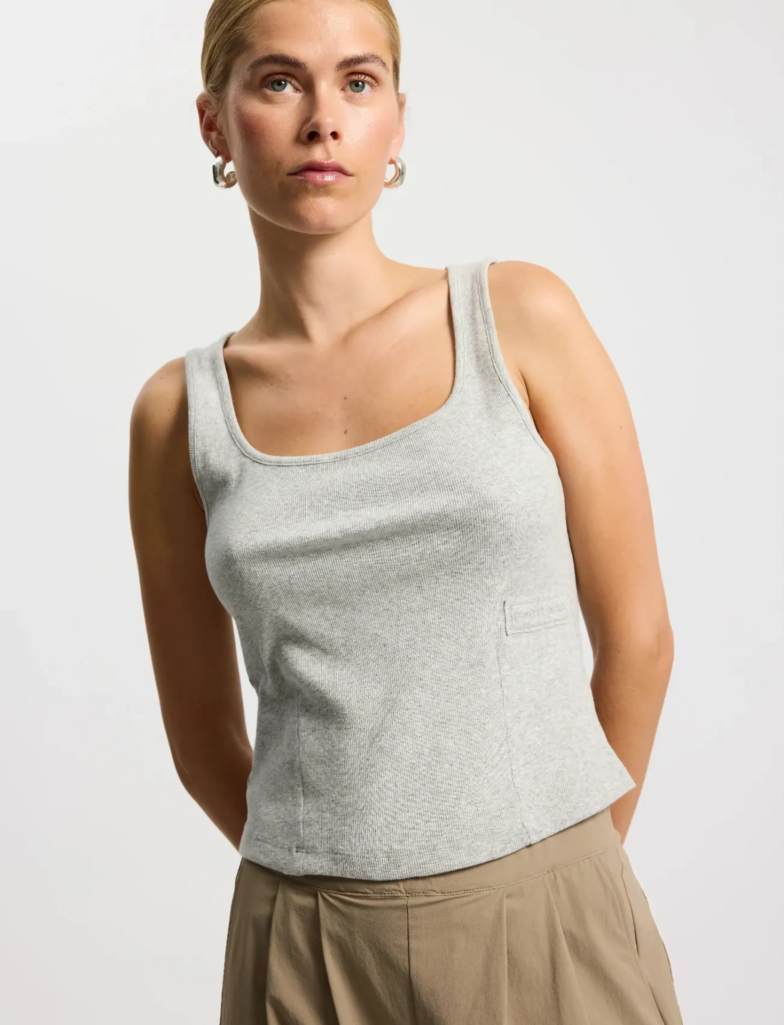 Rethinkit Studios Elevate short top - Sleeveless tops - GREY MELANGE / grey