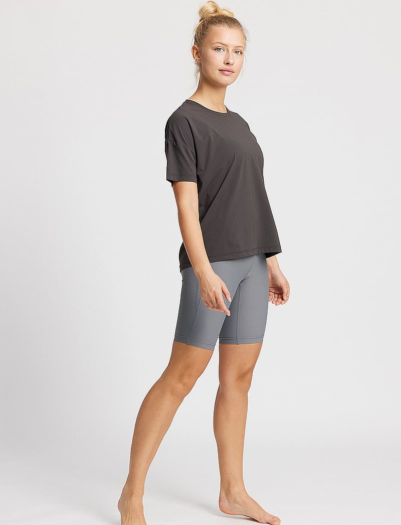 Rethinkit Studios - Vela Loose Tee - t-shirts - almost black - 4