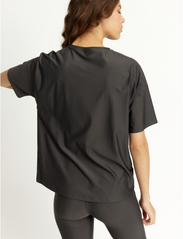 Rethinkit - Velar Loose Tee Box Shine - t-shirts - almost black - 5