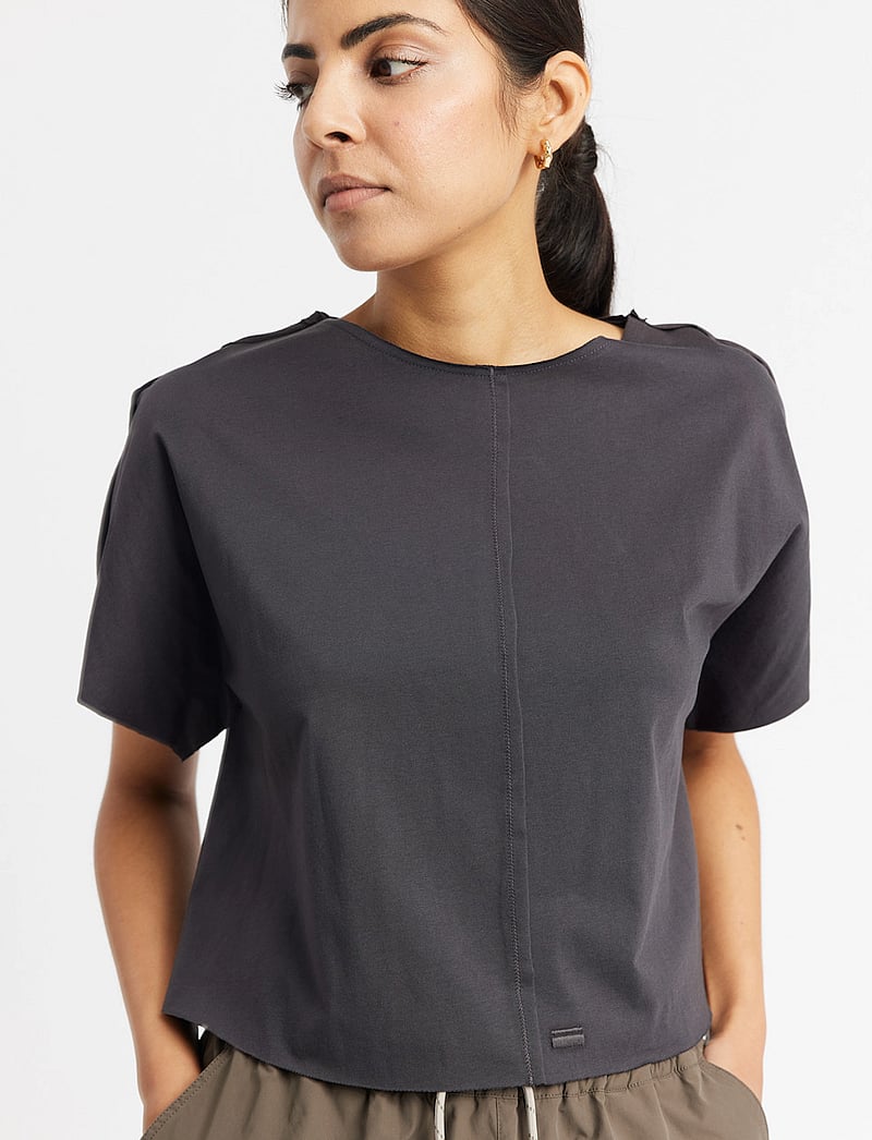 Rethinkit Studios - Tee Short Raw Edges Caen - alussärgid ja t-särgid - almost black - 0