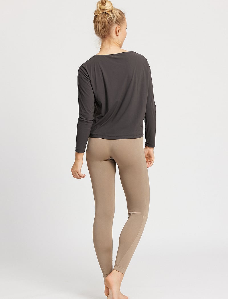 Rethinkit Studios - Vigga Tee Loose Shirt - alussärgid ja t-särgid - almost black - 4