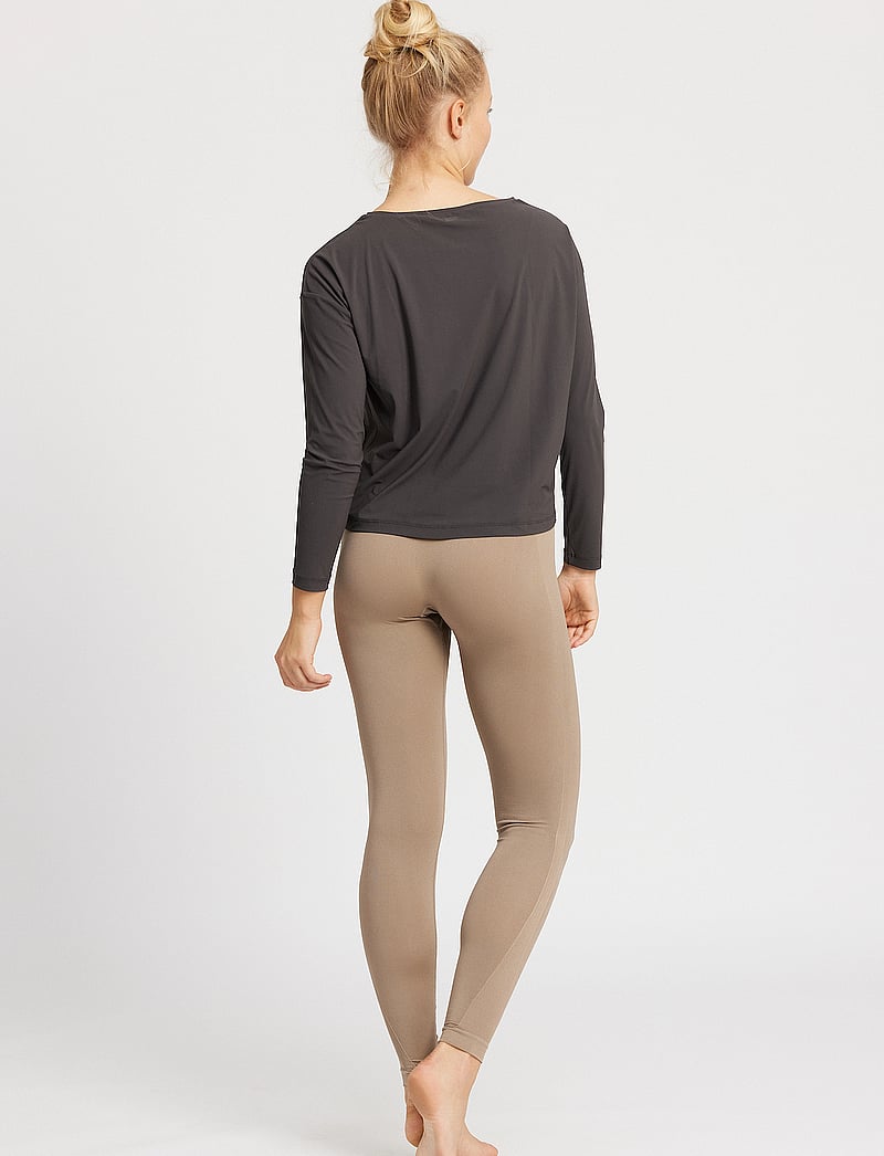 Rethinkit Studios - Vigga Tee Loose Shirt - alussärgid ja t-särgid - almost black - 5