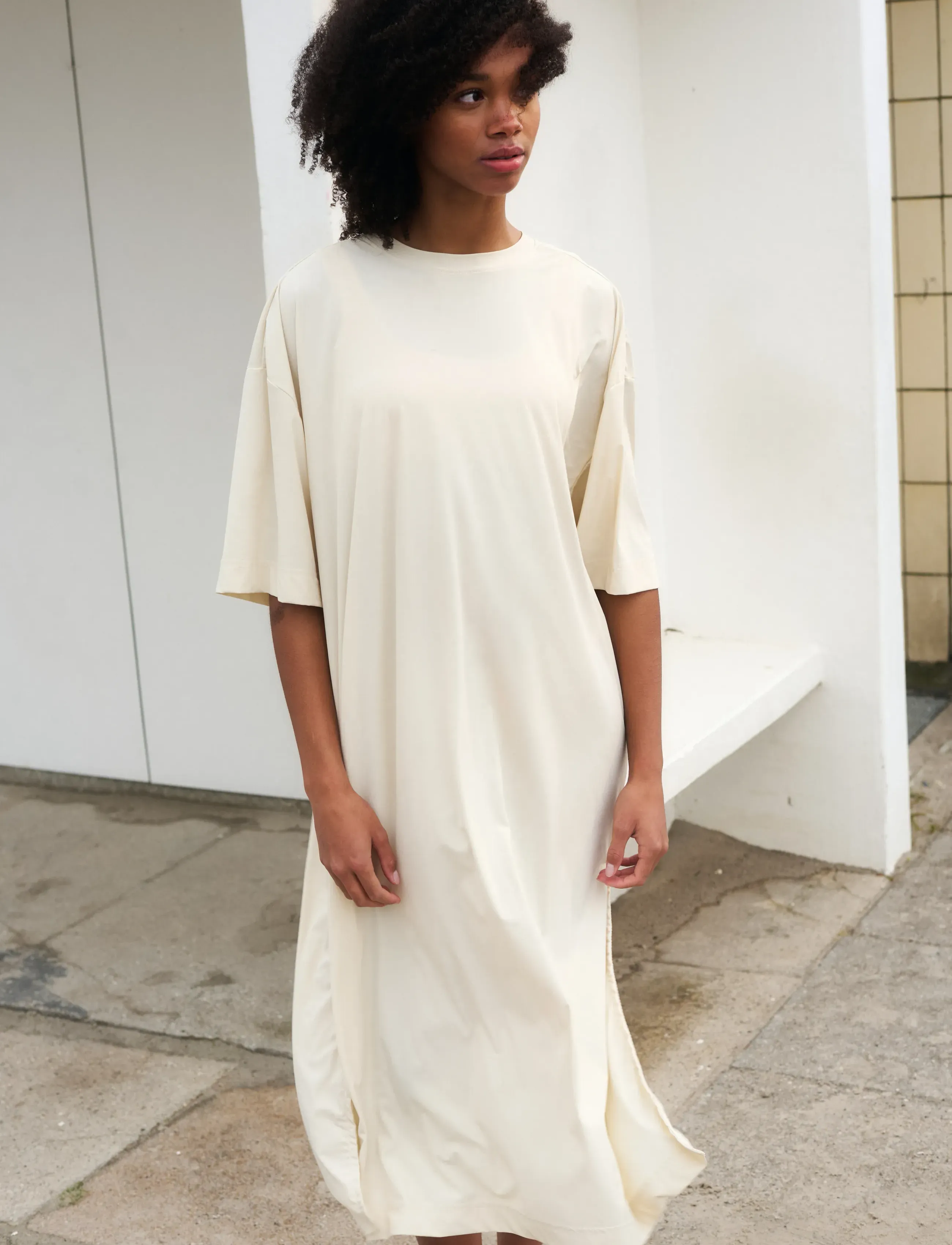 Rethinkit Studios HANGOUT Tee Dress Slit - Dresses - 3355 SUMMER SAND / cream