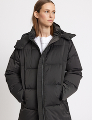 Rethinkit - Puffer Coat SHELTER LONG - Žieminiai paltai - almost black - 5