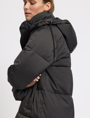 Rethinkit - Puffer Coat SHELTER LONG - Žieminiai paltai - almost black - 6