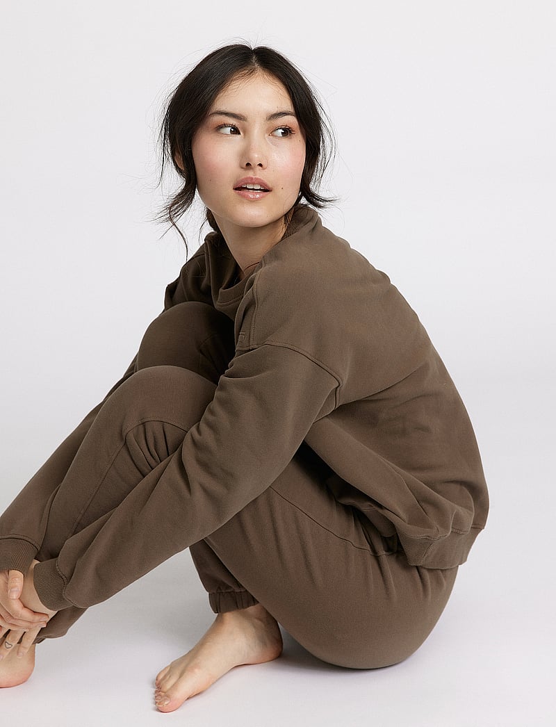 Rethinkit Studios - Ibina Easy sweatpants - kläder - bark - 4