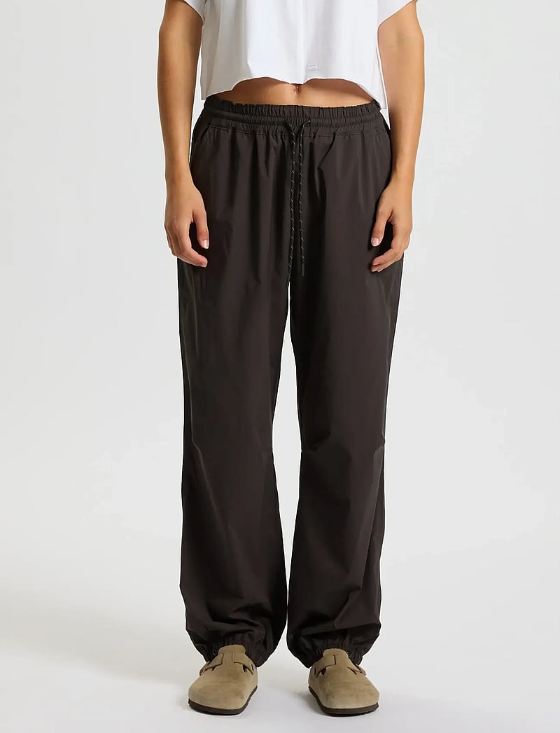 Rethinkit Studios - Track Loose Pants Palma - träningsbyxor - almost black - 3