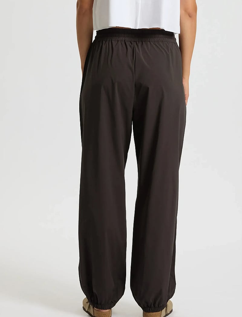 Rethinkit Studios - Track Loose Pants Palma - träningsbyxor - almost black - 4