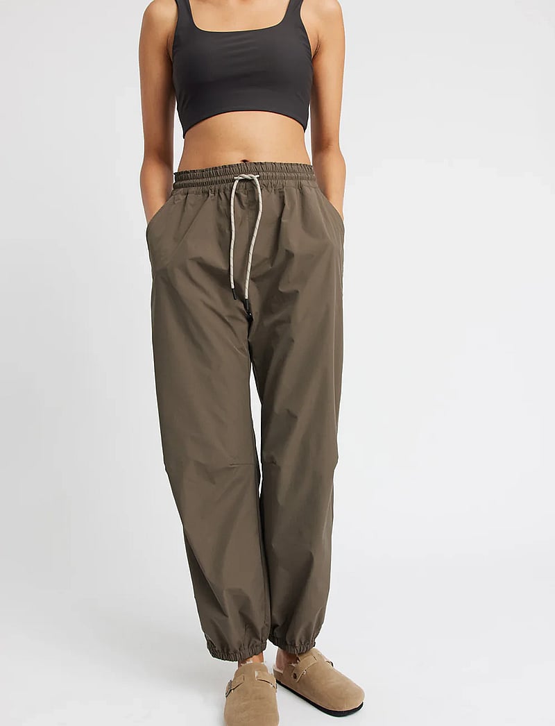 Rethinkit Studios - Track Loose Pants Palma - treeningpüksid - dark brown - 0