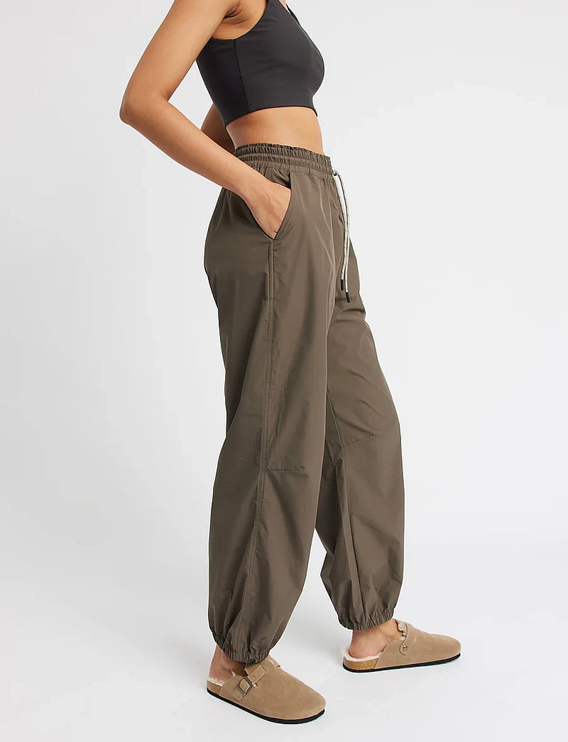 Rethinkit Studios - Track Loose Pants Palma - treeningpüksid - dark brown - 4