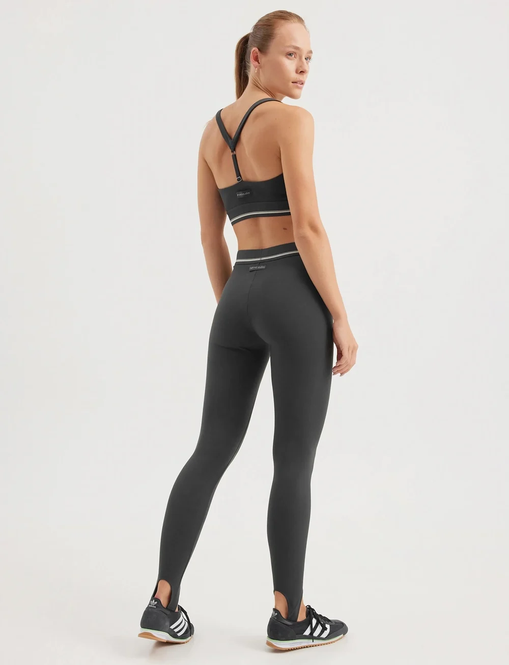 Rethinkit Studios - Butter Soft Sports Bra Edge - mittlerer halt - almost black - 2