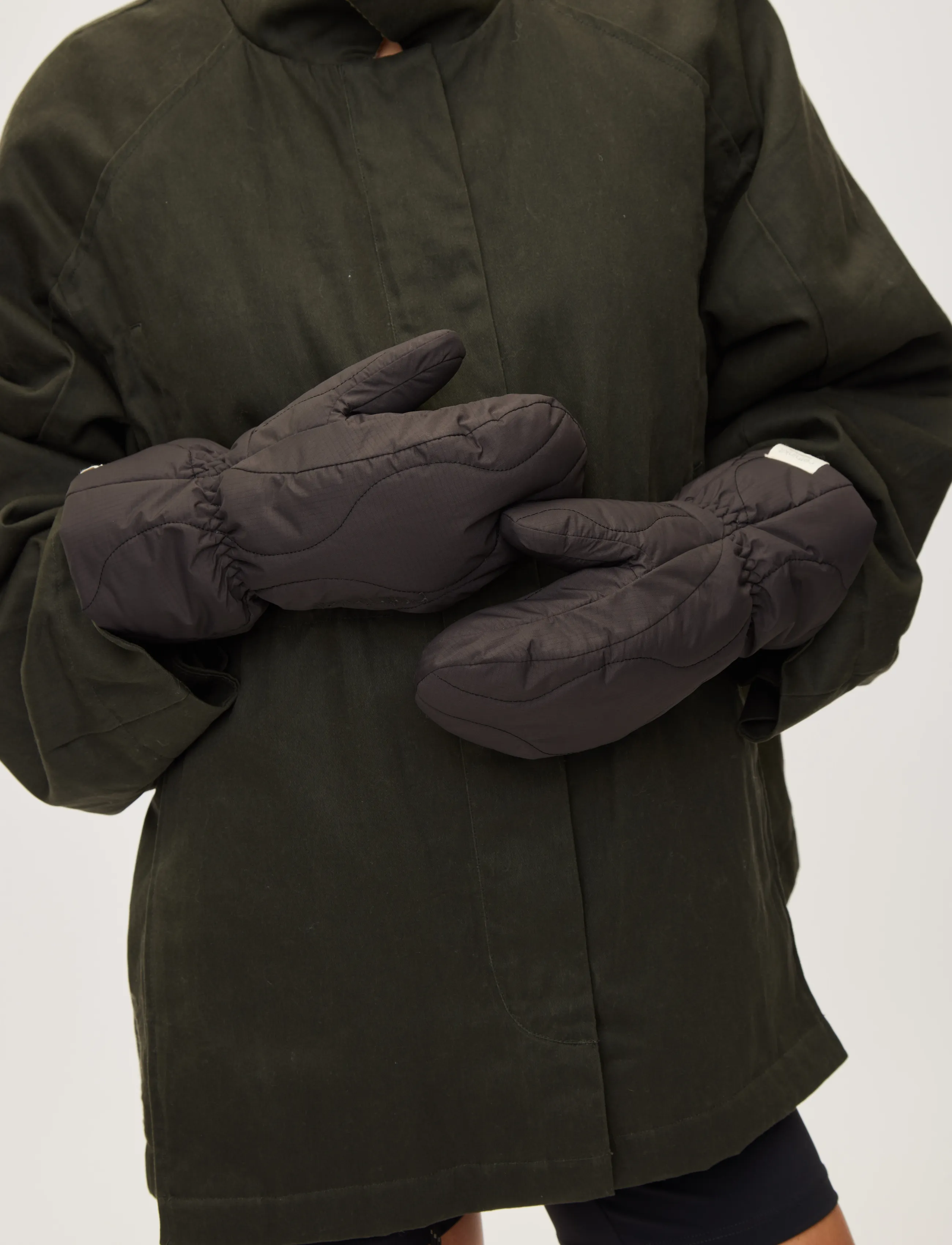 Rethinkit Studios - Quilted Mittens Field Country - tumvantar - almost black - 3