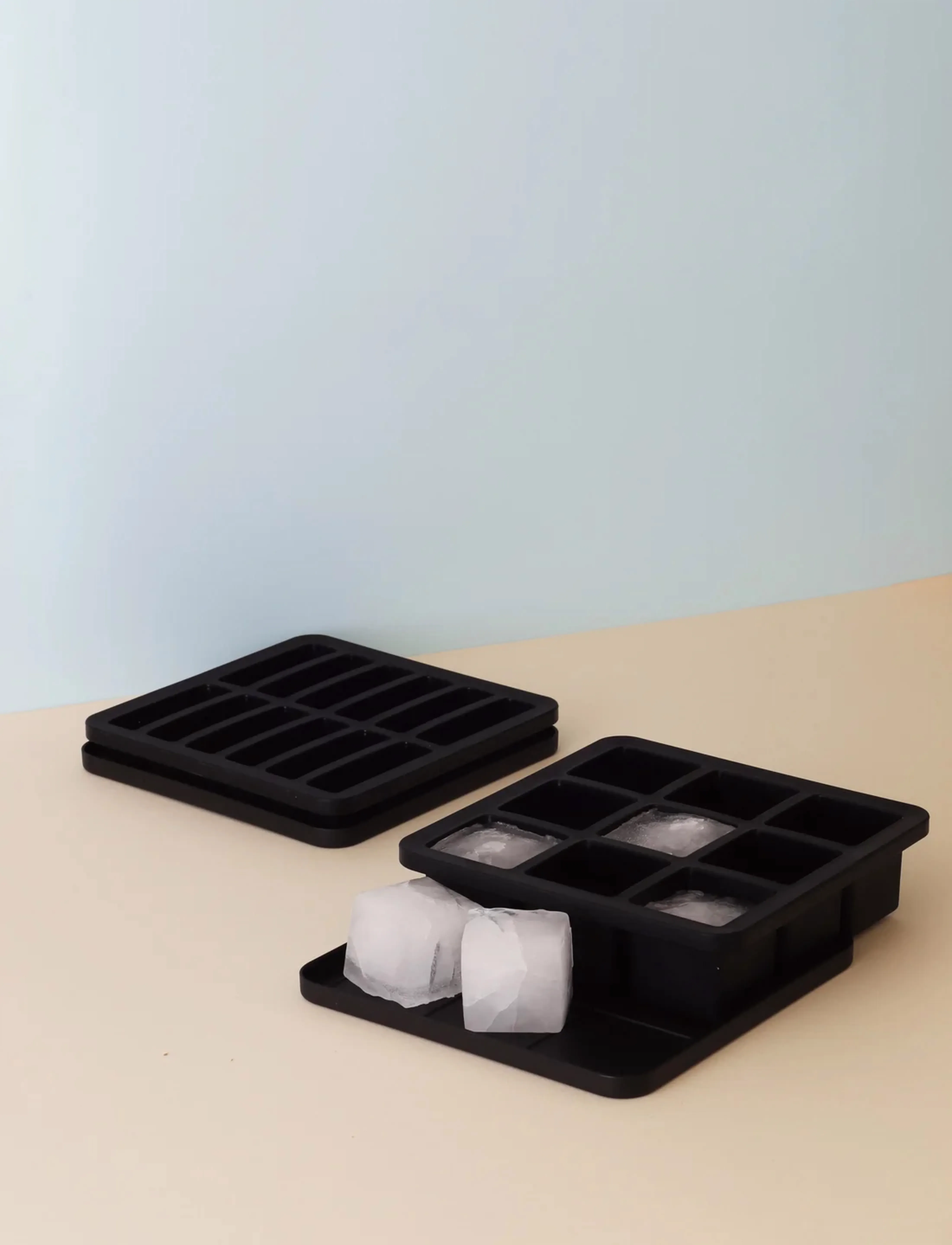 RIG-TIG - RIG-TIG FREEZE-IT ice cube tray with lid H 5 cm black - moules à glaçons - black - 2