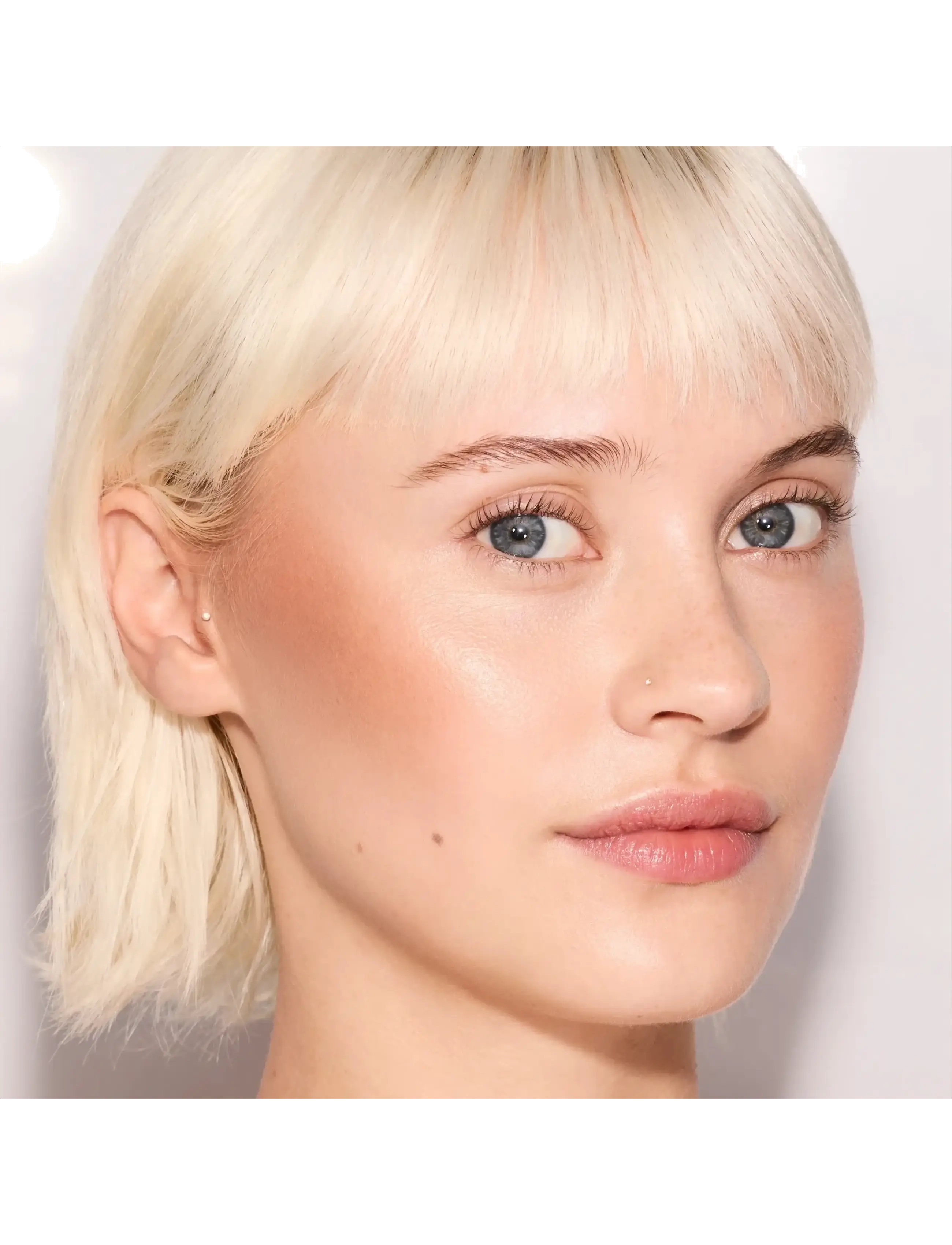 Rimmel - Turbocharged Glow - redo för date night - 008 it's giving bronze - 4